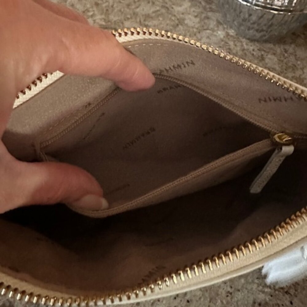 NWOT - Brahmin White Genuine Leather Wristlet With Tassel Pull Opening - Picture 7 of 15